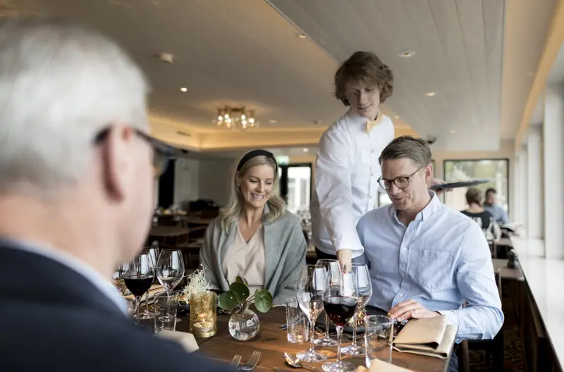 Par firar nyår på Hooks Herrgård i Sverige