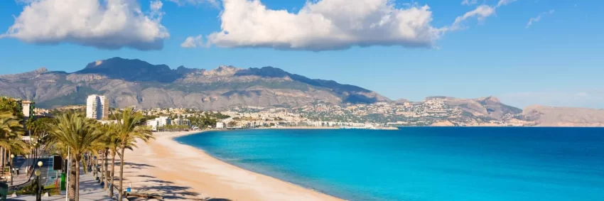 Utsikt över Alicante med stad, strand och borgen Santa Bárbara