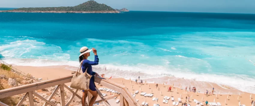 Utsikt över strand och turkost Medelhav i Antalya