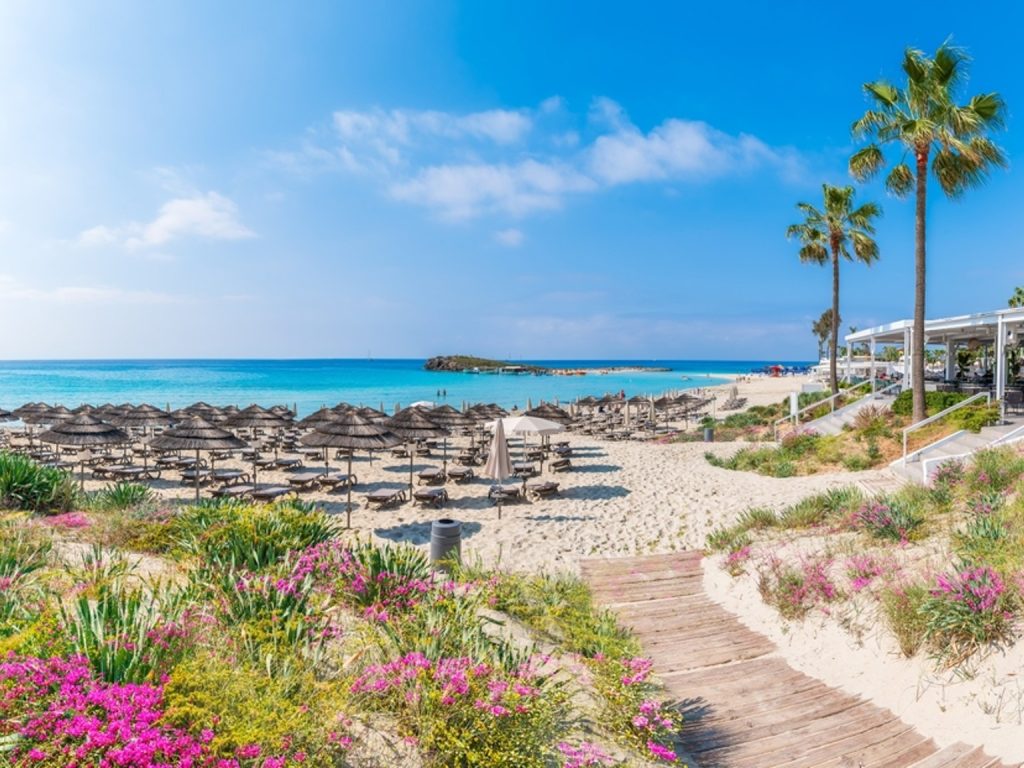Sandstrand med turkost vatten i Ayia Napa på Cypern