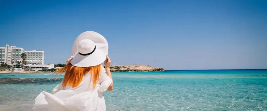 Turkost hav och strand på Cypern