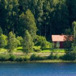 Röd stuga vid en sjö i Värmland