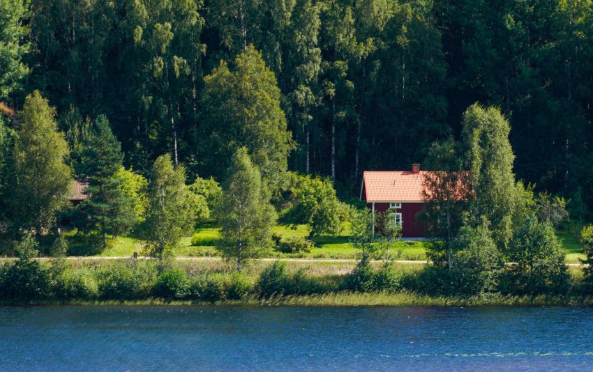 Röd stuga vid en sjö i Värmland
