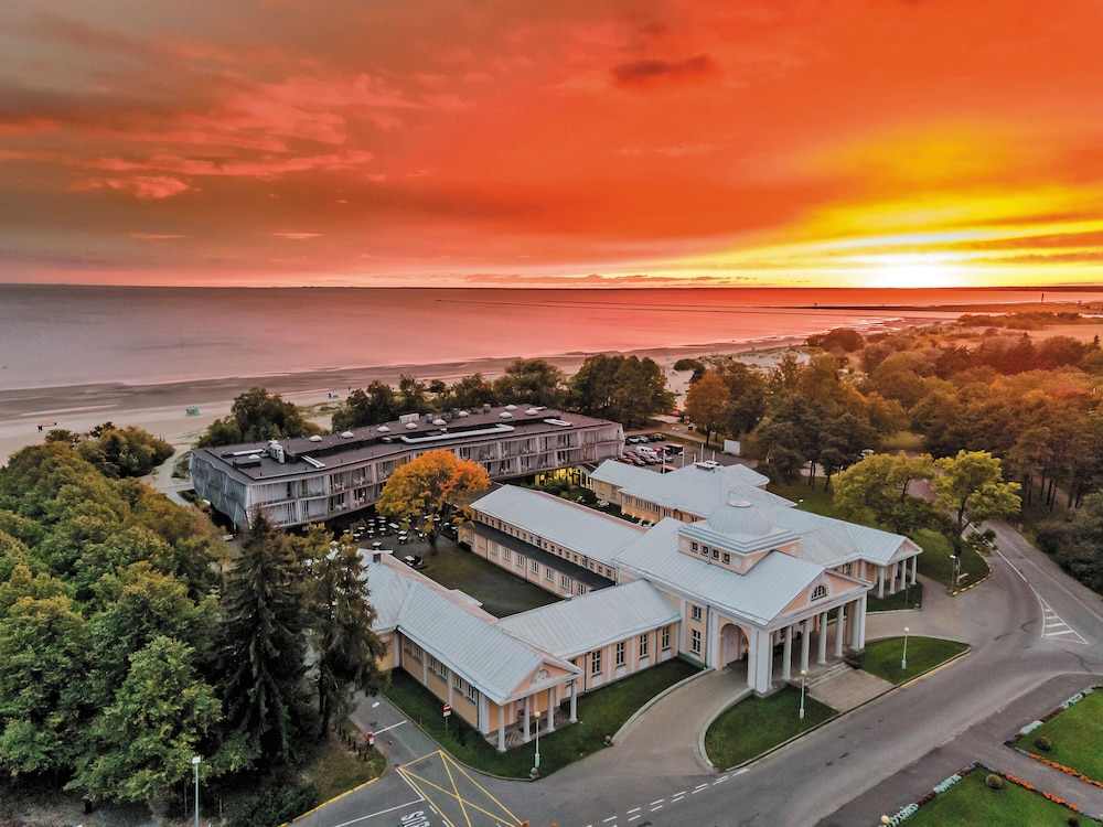 Pärnu strand och spahotell vid solnedgången i Estland