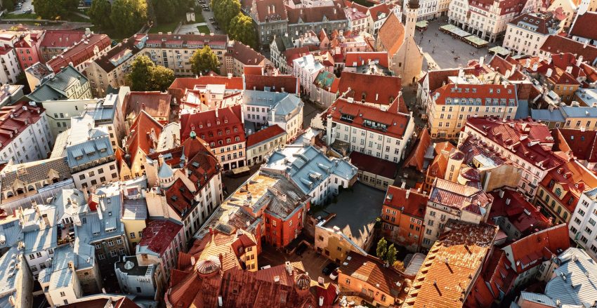 Billiga resor till Estland med utsikt över Tallinns gamla stad