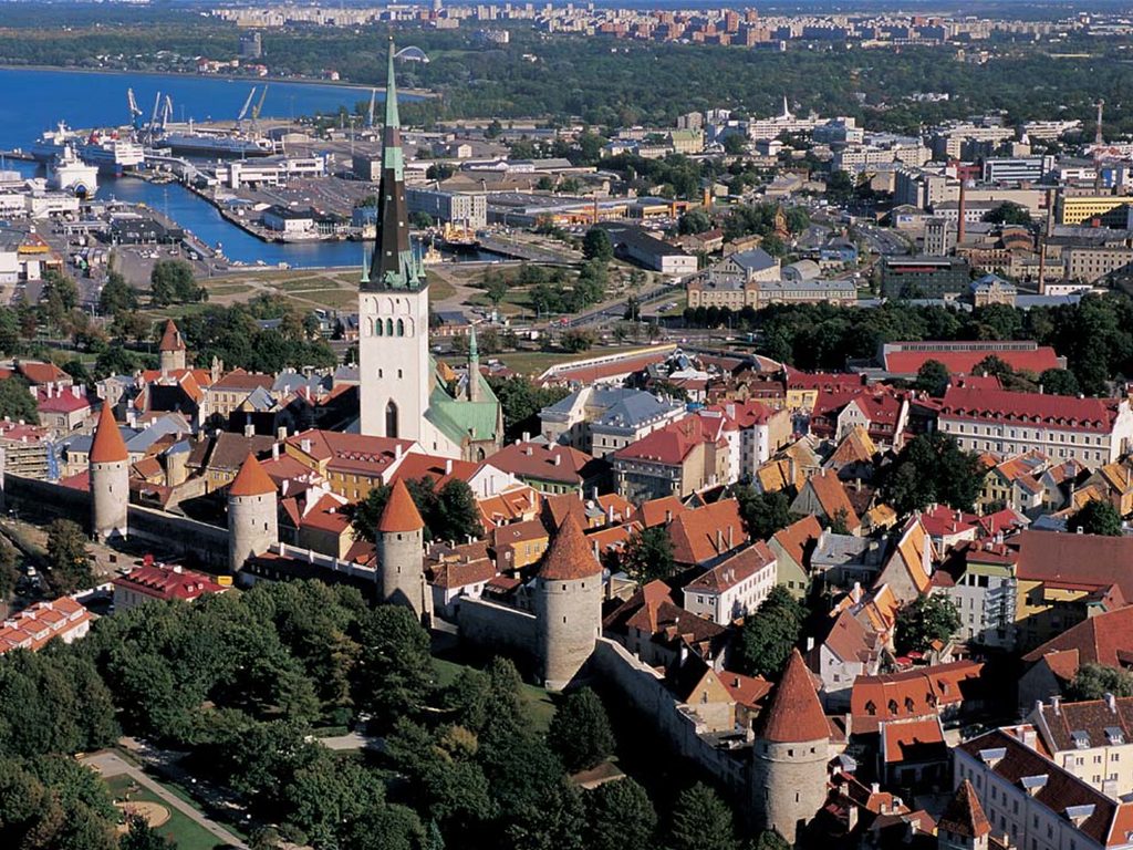 Tallinns gamla stad i Estland med stadsmur och kyrktorn