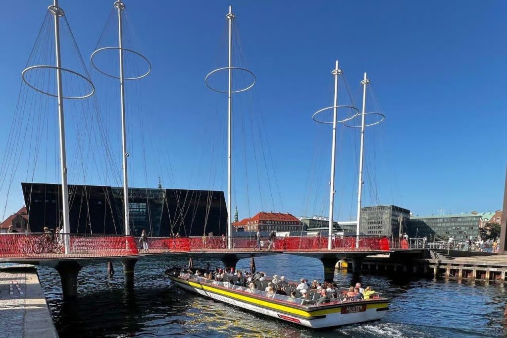 Kanaltur genom centrala Köpenhamn