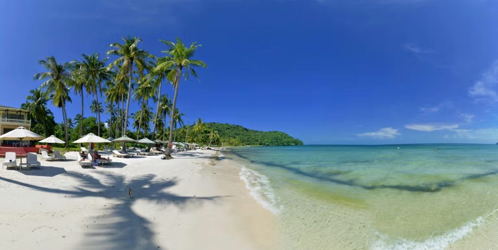 Tropisk sandstrand med palmer i Vietnam