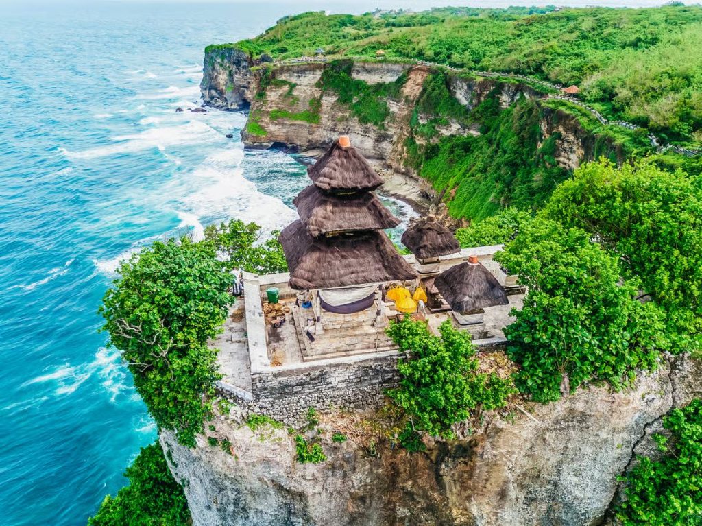 Uluwatu-templet på en klippa ovanför havet på Bali