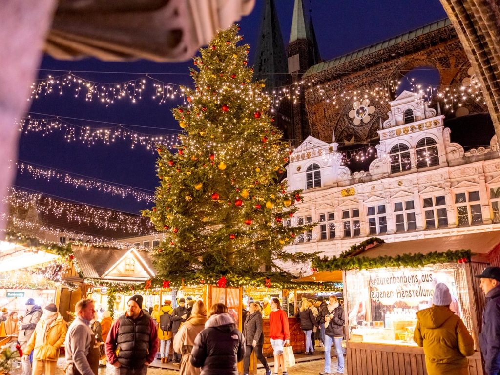 Julmarknad i Lübeck med julgran och upplysta marknadsstånd