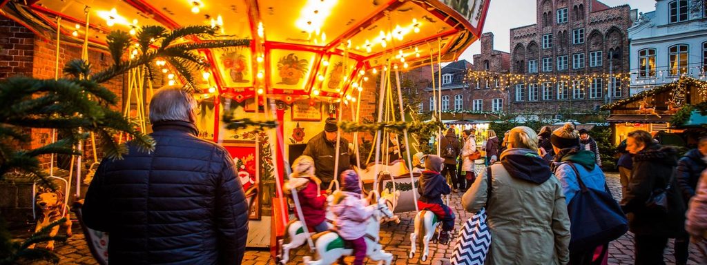 Barn åker karusell på julmarknaden i Lübeck