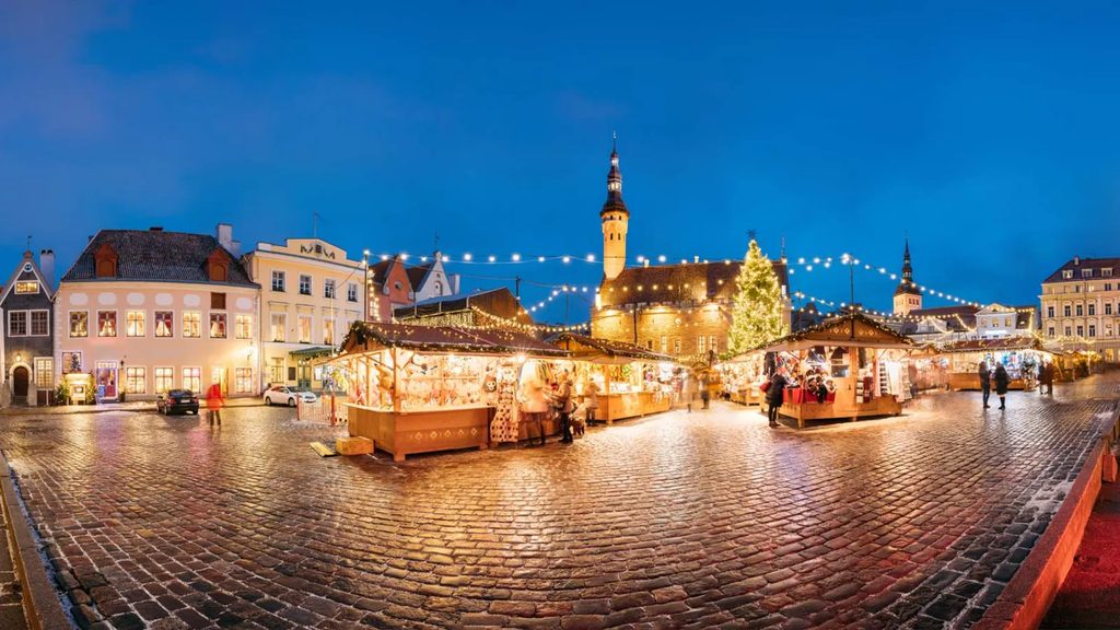 Julmarknad på Rådhustorget i Tallinn i kvällsljus