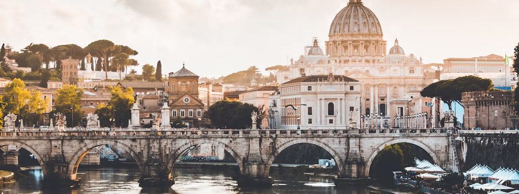 Utsikt över Tibern, Ponte Sant’Angelo och Peterskyrkan i Rom