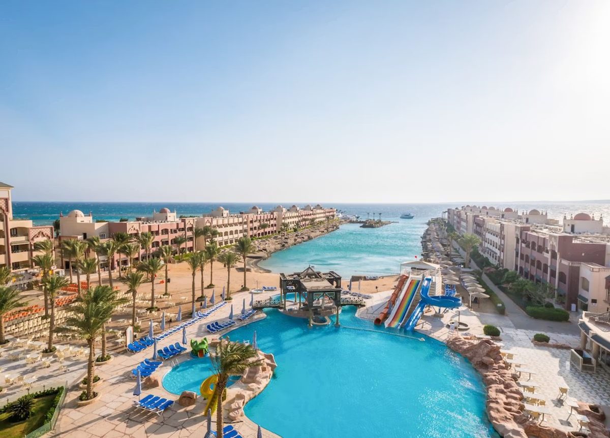 Hotell med pool och palmer vid Röda havet