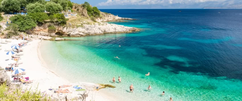 Turkost vatten och strand på Korfu i Grekland