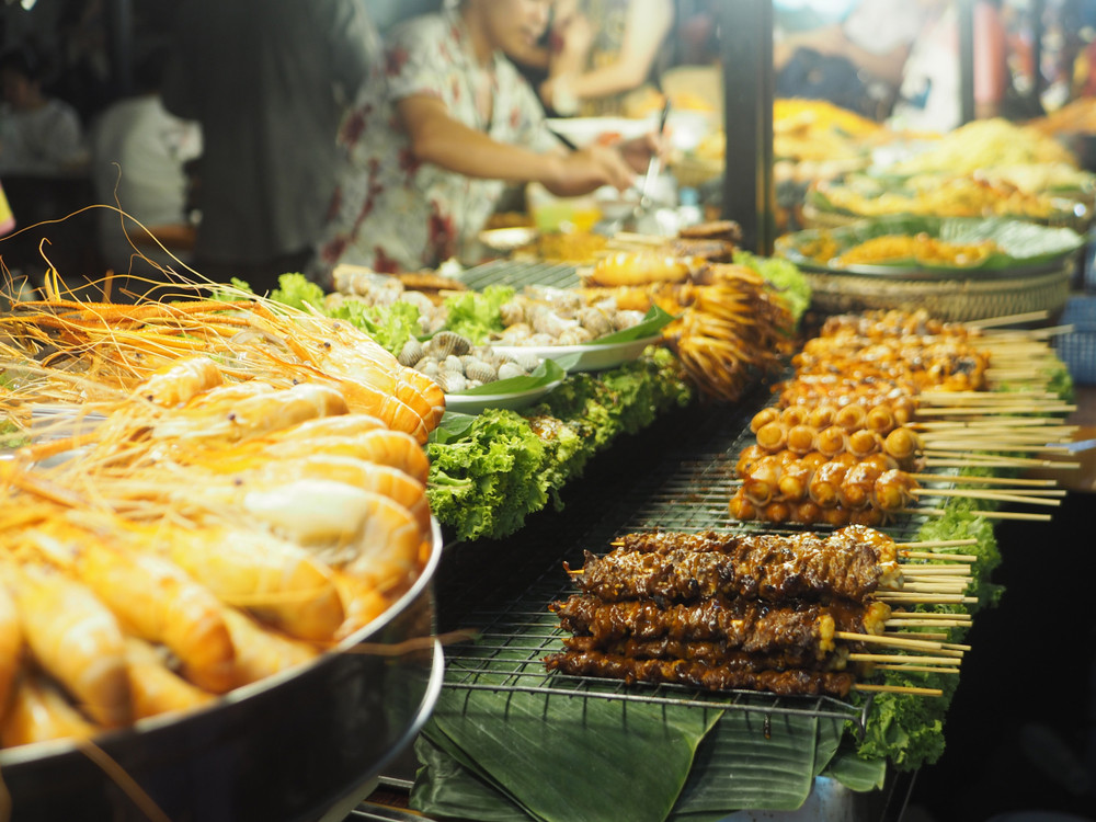 Thailändsk mat på en kvällsmarknad i Phuket