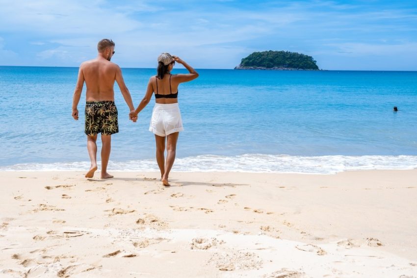 Strand med turkost vatten på Phuket i Thailand
