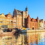 Färgglada hus vid vattnet i Gdańsk i Polen