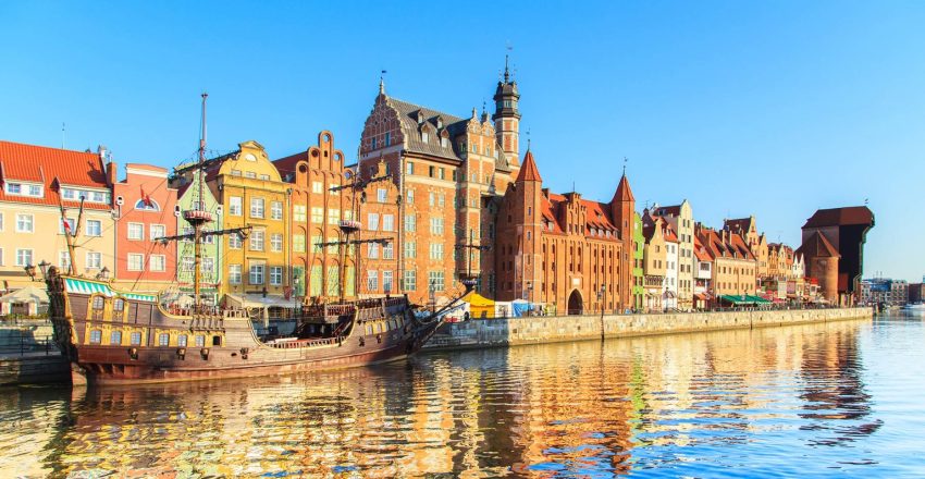 Färgglada hus vid vattnet i Gdańsk i Polen