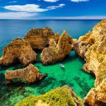 Algarvekusten i Portugal med strand och dramatiska klippor