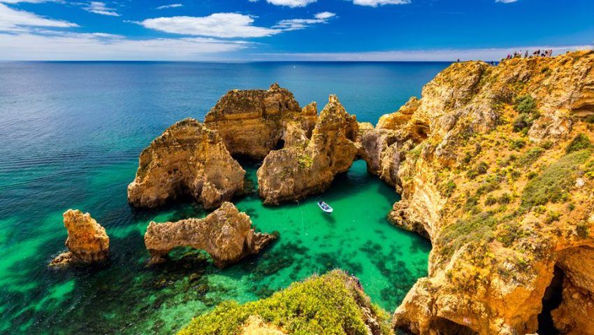 Algarvekusten i Portugal med strand och dramatiska klippor