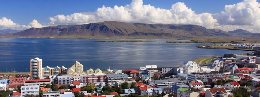 Billiga resor till Island med utsikt över Reykjavik och bergen