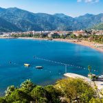 Turkiets kust med strand, hav och berg