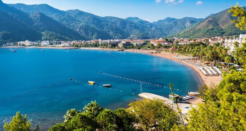 Turkiets kust med strand, hav och berg