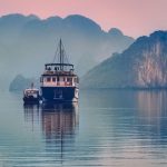Kryssningsbåt bland kalkstensöarna i Ha Long-bukten