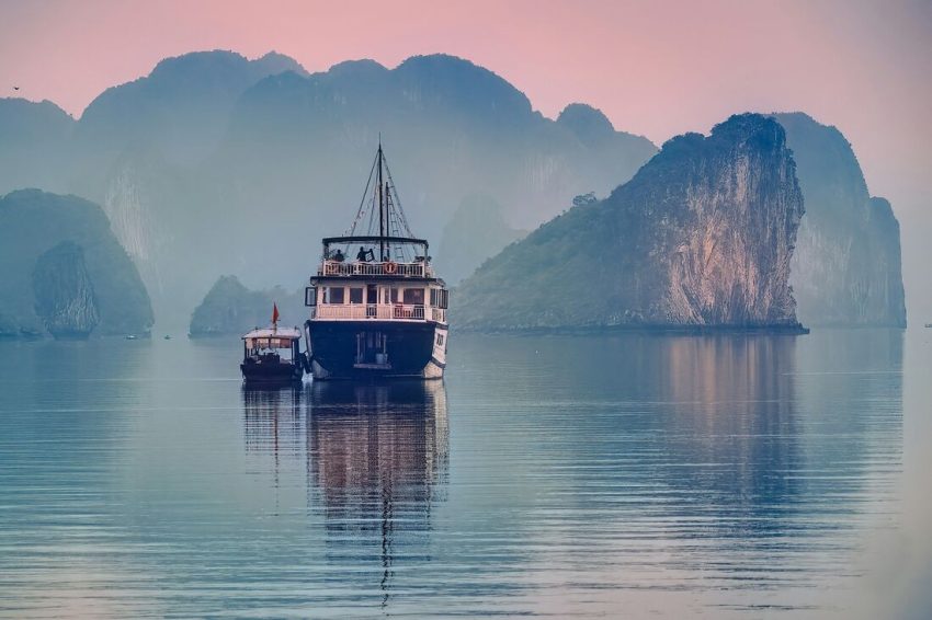 Kryssningsbåt bland kalkstensöarna i Ha Long-bukten