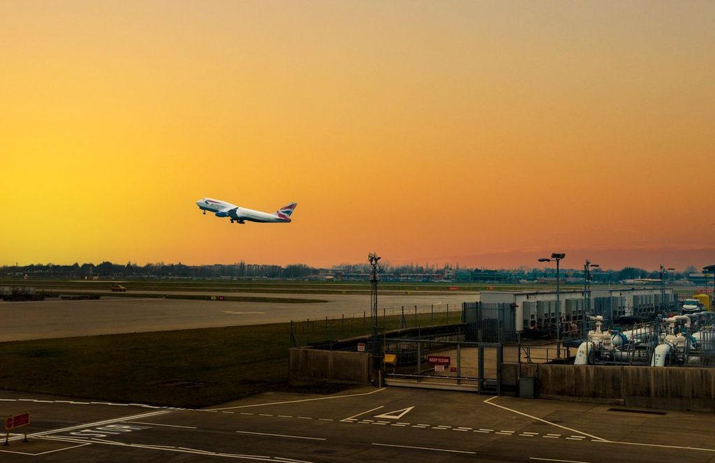 Flygplan som stiger under solnedgången på Heathrow flygplats