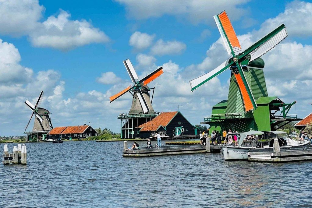 Väderkvarnar vid Zaanse Schans i Holland