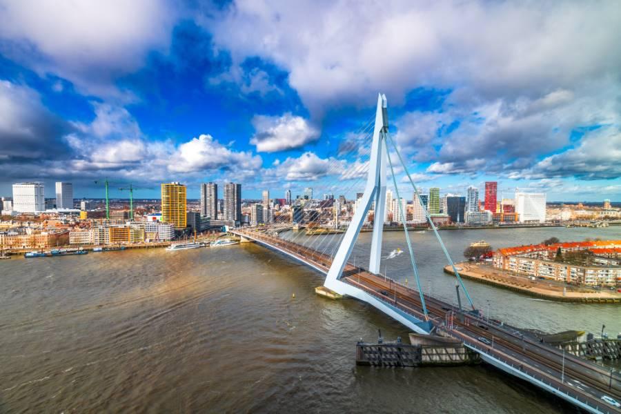 Erasmusbron och Rotterdams moderna skyline