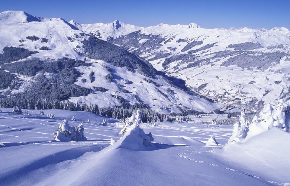 Zell am See bland snötäckta berg i Österrike
