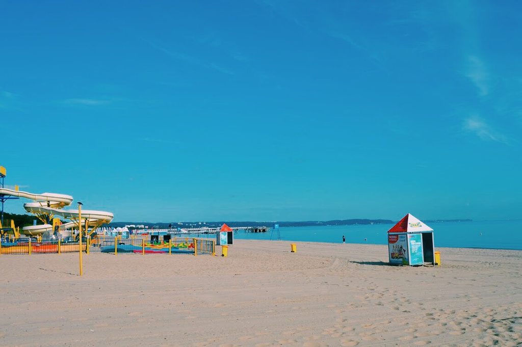 Sandstranden i Brzeźno i Gdansk vid Östersjön