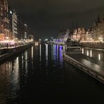 Gdansk i november med upplysta hus längs Motławafloden