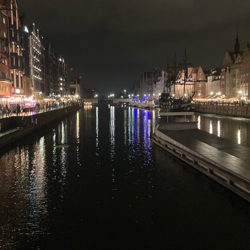 Gdansk i november med upplysta hus längs Motławafloden