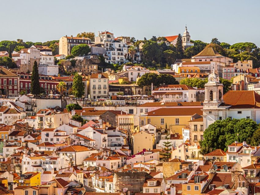 Utsikt över Alfamas tak i Lissabon