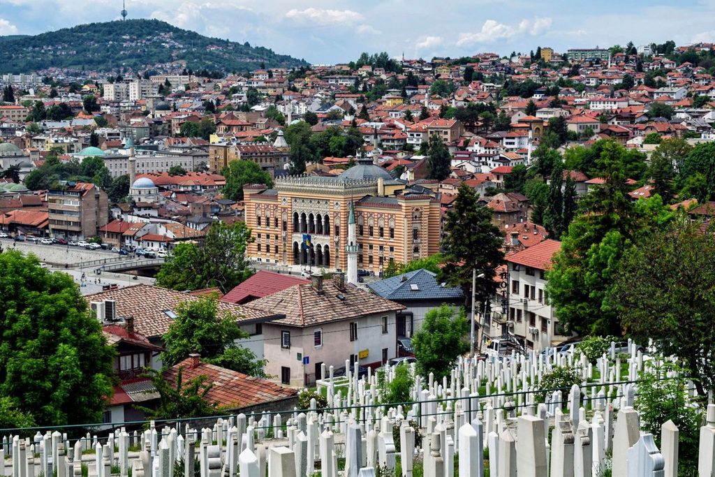 Baščaršija och bergen runt Sarajevo