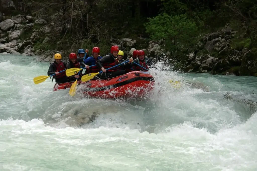 Forsränning på den turkosa Sočafloden i Slovenien