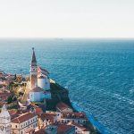 Billiga resor till Slovenien med utsikt över Piran vid Adriatiska havet