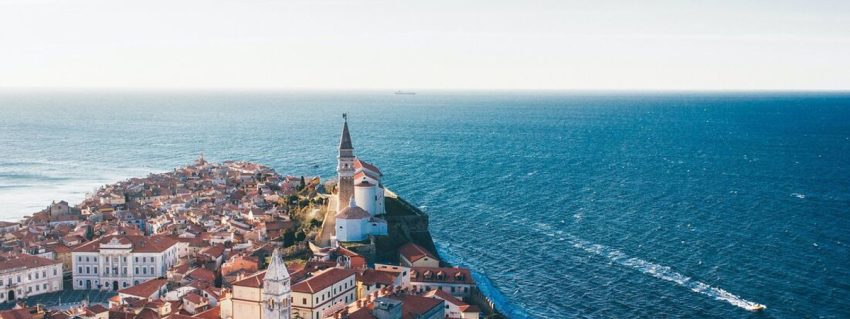 Billiga resor till Slovenien med utsikt över Piran vid Adriatiska havet