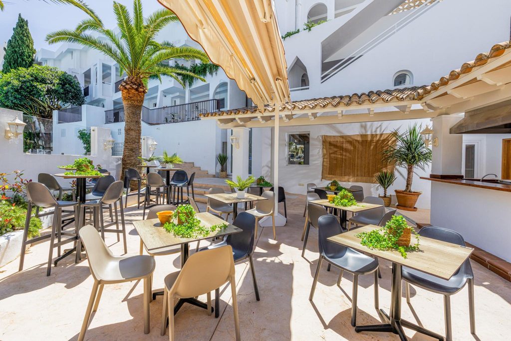 Paketresa med flyg och hotell till ett solresmål