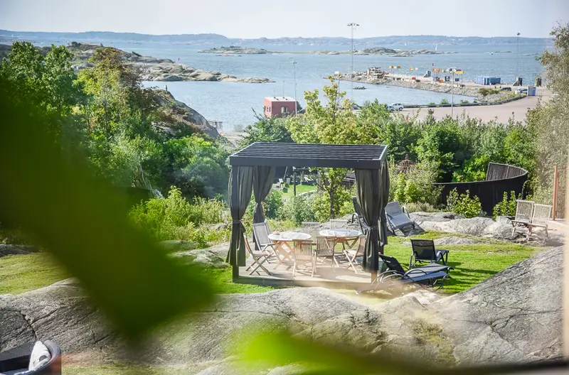 Trädgård och havsutsikt vid Arken Hotel utanför Göteborg