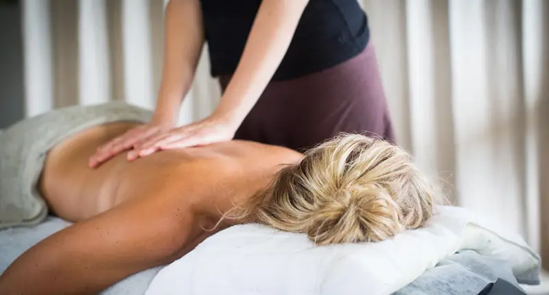 Kvinna får behandling på Arken Hotel & Art Garden Spa
