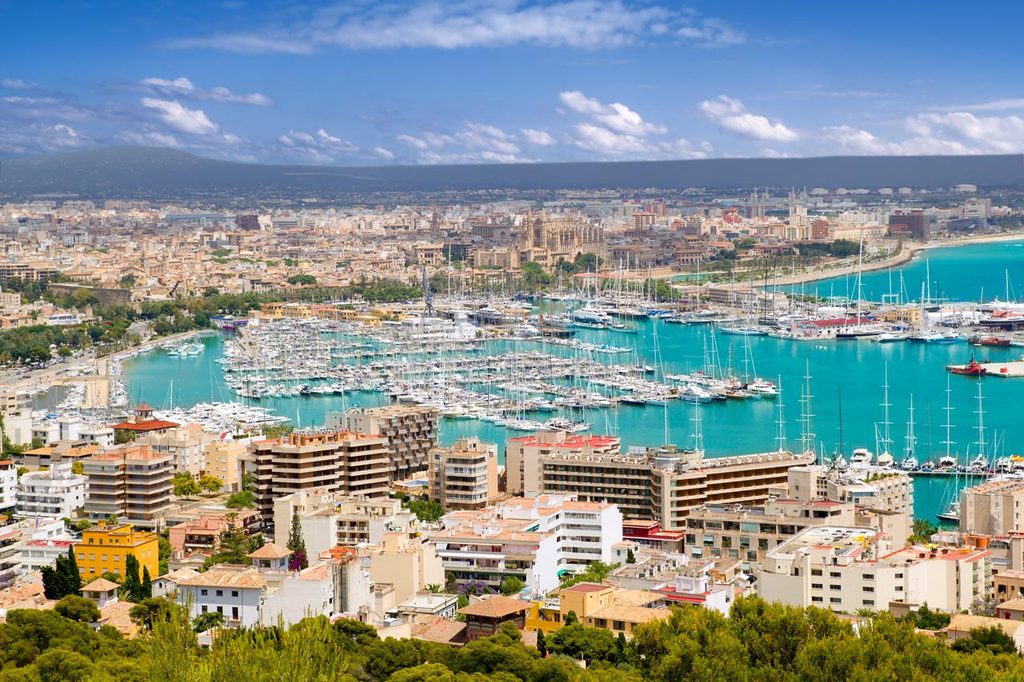 Utsikt över marinan och stranden i Palma de Mallorca, Spanien