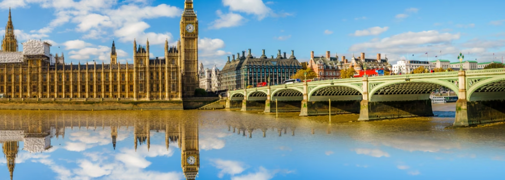 Resa till Storbritannien – vy över Themsen och Elizabeth Tower med Big Ben