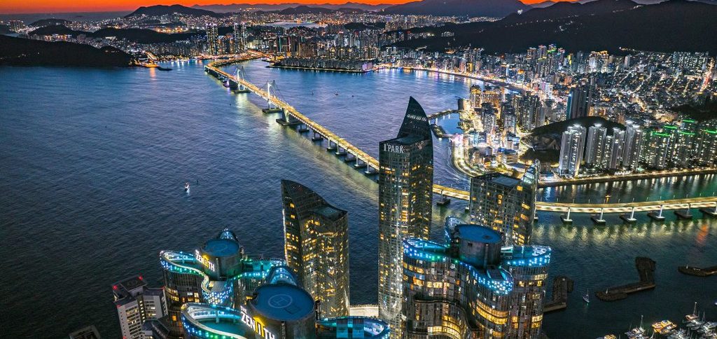 Busan på kvällen med Gwanganbron och stadsljus