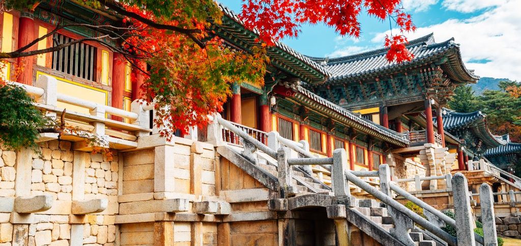Bulguksa-templet i Gyeongju under höstens röda löv