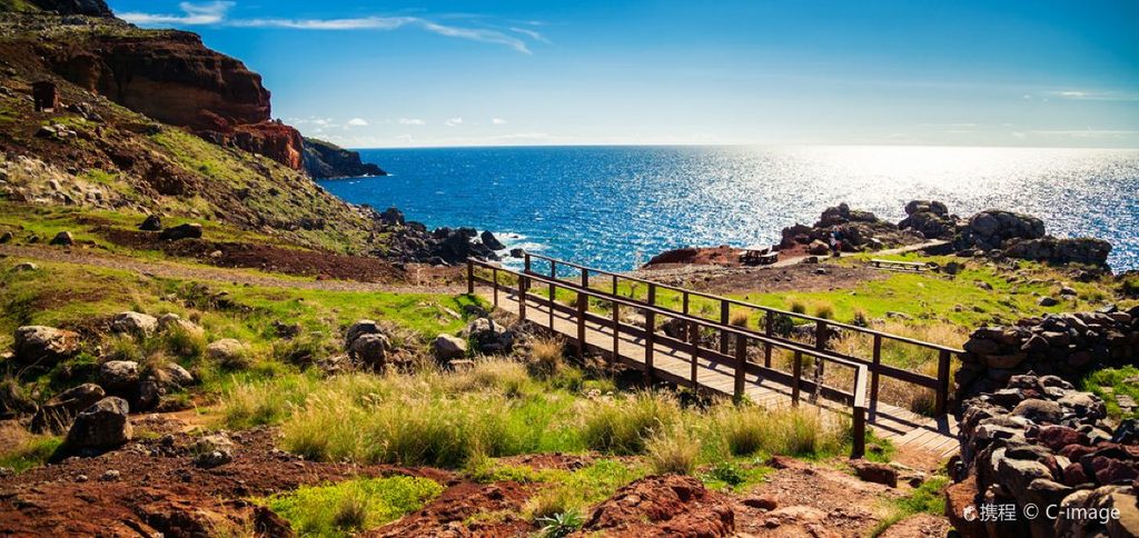 Vulkanisk kust och vandringsled på ön Jeju i Sydkorea